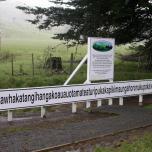  Самое длинное название в мире носит  Тау­ма­та­ф­а­ка­та­н­ги­ха­н­га­ко­ау­ау­о­та­ма­те­а­ту­ри­пу­ка­ка­пи­ки­ма­у­н­га­хо­ро­ну­ку­по­ка­и­фе­ну­а­ки­та­на­та­ху  — холм высотой 305 метров, находящийся в Новой Зеландии. Хотя местные жители утверждают, что это название всегда использовалось местными маори, некоторые жители Уэльса считают, что этот топоним был выдуман специально для того, чтобы превзойти по длине название их деревни  Ллан­вайр­пулл­гуин­гилл­го­ге­рих­уирн­дро­булл­ллан­ти­си­лио­го­го­гох . Впрочем, несмотря на весь свой патриотизм, пользоваться доменом llanfairpwllgwyngyllgogerychwyrndrobwyll-llantysiliogogogoch.com валлийцы, тем не менее, не спешат, — может быть, им просто не хватает терпения набирать этот адрес?..  Как бы то ни было,  Верхненовокутлумбетьевчане  (или Верхненовокутлумбетьевцы?) могут вздохнуть с облегчением — не так уж всё у них и грустно, как могло показаться на первый взгляд...  Фото:  By foolfillment - Flickr, CC BY 2.0  