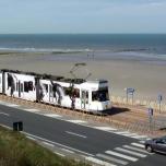  Самый длинный трамвайный маршрут в мире —  береговой трамвай (нидерл. Kusttram)  — трамвайный маршрут вдоль всего бельгийского побережья Северного моря. Длина маршрута составляет 67 километров, насчитывается 69 остановок, поездка из конца в конец занимает 2 часа 21 минуту. Номер маршрута — 0.  Фото:  BenZin - собственная работа, CC BY-SA 3.0  