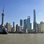  Крупнейшим по численности населения городом мира признан китайский  上海, также известный как Шанхай . В 2015 году в нём насчитывалось 24 152 700 жителей.  Фото:  Simon Desmarais - https://www.flickr.com/photos/simonippon/15572217514/, CC BY-SA 2.0  