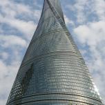  Самая высокая в мире смотровая площадка расположена в Шанхайской башне (Китай) на высоте 561 м — на 6 метров выше, чем смотровая площадка предыдущего рекордсмена — Бурдж-Халифа (Дубай, ОАЭ).  Самая высокая смотровая площадка России размещается на Останкинской телебашне (Москва) на высоте 337 м.  Источник:  wikipedia.org / Смотровая площадка   Фото:  Шанхайская башня, автор: Ermell - собственная работа, CC0  