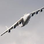  Один из самых больших и самый грузоподъёмный самолёт в мире —  Ан-225 «Мрия» .  Ему принадлежит абсолютный рекорд грузоподъёмности — 253,8 тонны, рекорд длинномерности груза — 42,1 метра и ещё около двухсот пятидесяти мировых рекордов, включая рекорд по количеству одномоментно поставленных рекордов — во время полёта 22 марта 1989 года было одновременно побито сто десять мировых авиационных рекордов.  Фото:  Dmitry A. Mottl - собственная работа, CC BY-SA 3.0  