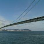  Самый длинный в мире пролёт моста — у японского висячего моста  Акаси-Кайкё  (на снимке), пересекающего пролив Акаси и соединяющего город Кобе на острове Хонсю с городом Авадзи на одноимённом острове. Полная длина моста составляет 3911 м, центральный пролёт имеет длину 1991 м, боковые — по 960 м. Высота пилонов — 298 м.  Самый длинный пролёт моста в России — у вантового  Русского моста  во Владивостоке, изображённого на новой российской купюре номиналом 2000 рублей, длина его пролёта — 1104 м.  Фото:  Предположительно おぉたむすねィく探検隊 (основываясь на заявлении об авторском праве).  Own work assumed (based on copyright claims)., CC BY-SA 2.5  